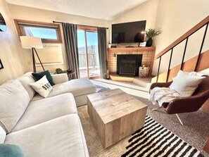 TV connectée, cheminée, lecteur de DVD, table de tennis de table