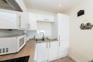 冰箱、微波炉、烤箱、炉灶