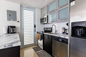 Fridge, microwave, oven, stovetop - Stylish Escape Private Pool near Ferry and Beach (Ceiba)