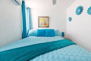 3 chambres, bureau, fer et planche à repasser, lit de bébé portatif