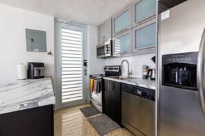 雪櫃、微波爐、焗爐、爐具