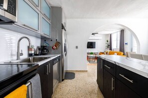 Réfrigérateur, four à micro-ondes, un four, surface de cuisson