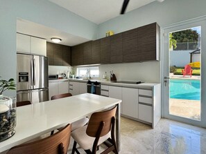 Kjøleskap, mikrobølgeovn, ovn og kokeplater