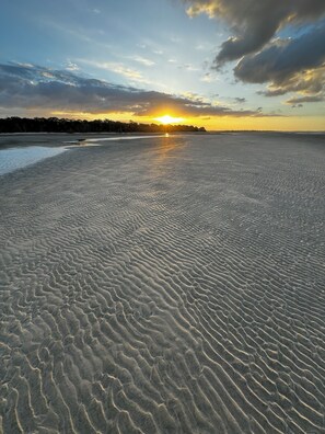Beach nearby - Waters Edge Retreat - on the lake and walk to beach (Toogoom)