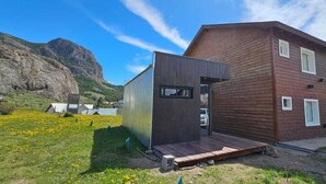 Un bâtiment moderne doté d’une façade en bois et d’une petite terrasse.