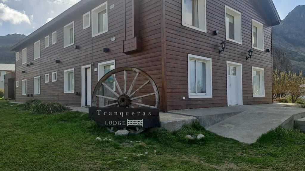 Un edificio de madera con un letrero que dice "Ranqueras LODGE".