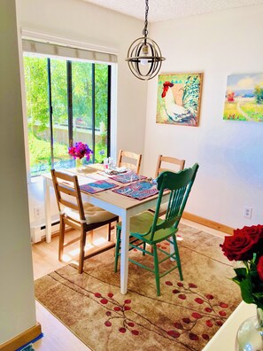 Dining - Pet-friendly 2 bdrm condo with waterviews, near shops & transp., w/pool & gym (Emeryville)