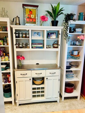 Interior - Pet-friendly 2 bdrm condo with waterviews, near shops & transp., w/pool & gym (Emeryville)