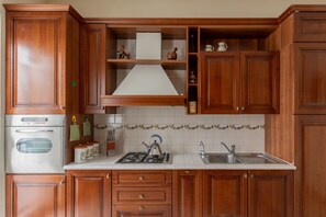 Kjøleskap, mikrobølgeovn, ovn og kokeplater