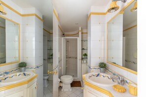 Ducha, secador de pelo, bidet