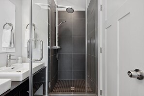 Douche, sèche-cheveux, serviettes fournies, savon
