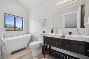 Een douche, een haardroger, handdoeken, zeep