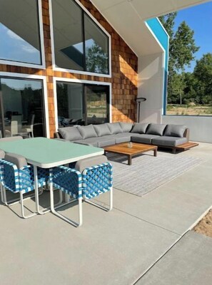 Outdoor dining - Lakefront Home - Private Beach - Hot Tub (Stevensville)