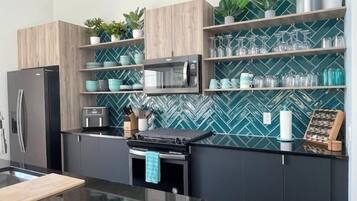 Réfrigérateur, four à micro-ondes, un four, surface de cuisson