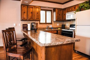 Fridge, microwave, oven, stovetop - Panoramic view of Sierra Blanca and a few minutes from downtown Ruidoso. (Ruidoso)