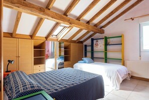 5 bedrooms, iron/ironing board, WiFi, bed sheets