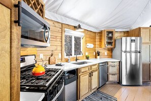 Fridge, microwave, oven, stovetop - Firefly, Luxury Treetop Safari Tent in Deep Creek (Bryson City)