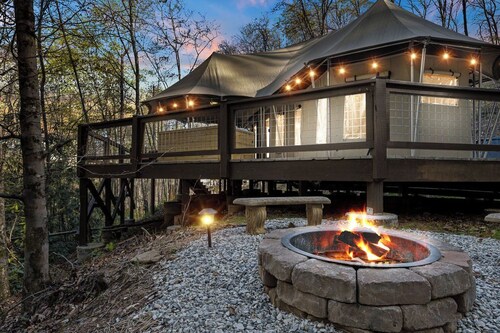 Lost Creek, Romantic Jungle Safari Tent in Deep Creek, Hot Tub & Starry Skies