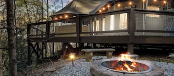 Lost Creek, Romantic Jungle Safari Tent in Deep Creek, Hot Tub & Starry Skies