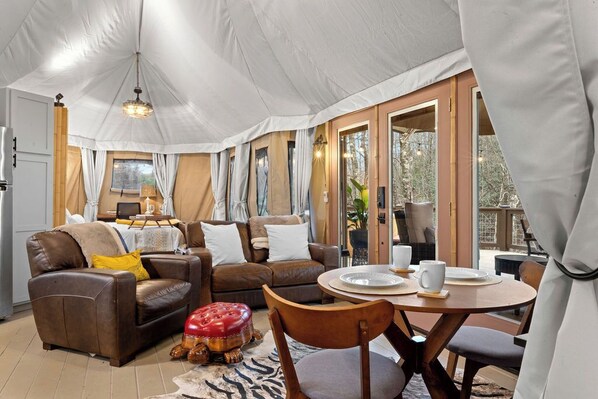 Smart TV, books - Safari, Romantic Safari Tent for 2 with Hot Tub (Bryson City)