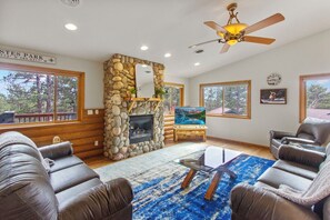 Smart TV, fireplace - Estes Park Beauty - 3 Bed/3 Bath- Close to Downtown and RMNP - #6207 (Estes Park)