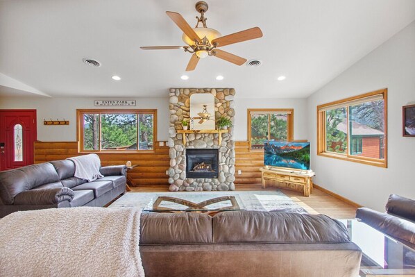 Smart TV, fireplace - Estes Park - Fireside Retreat - Close to Downtown and RMNP - #6207 (Estes Park)