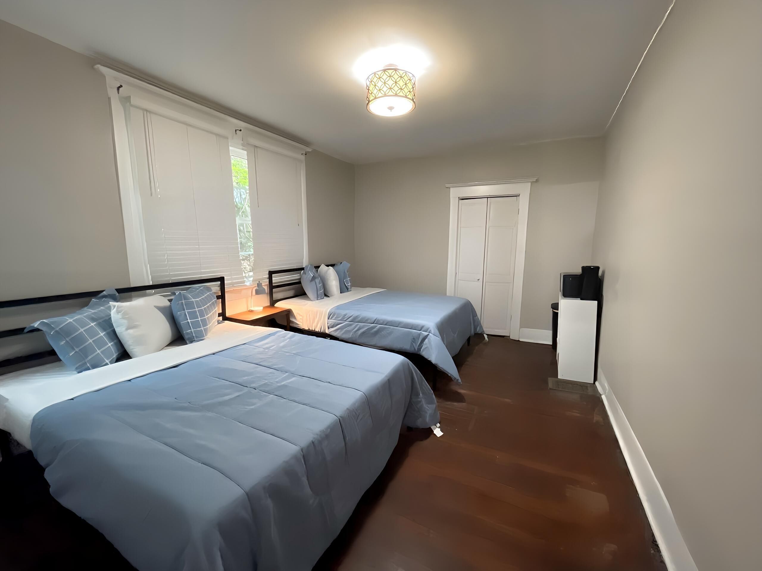 1 dormitori i roba de llit 