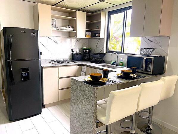 Fridge, microwave, oven, stovetop - Cozy and Family Friendly, 5 Minutes to Coffee Park, Pueblo Tapao & Montenegro  (pueblo tapado)