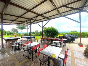 Outdoor dining - Cozy and Family Friendly, 5 Minutes to Coffee Park, Pueblo Tapao & Montenegro  (pueblo tapado)