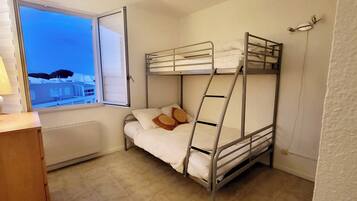 2 habitaciones y tabla de planchar con plancha