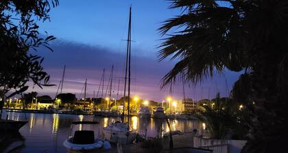 Marina Nirvana vue sur l'eau