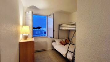 2 chambres, fer et planche Ă repasser