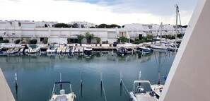 Marina - Marina Nirvana vue sur l'eau (Le Grau-du-Roi)