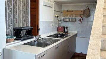 Frigorifero, microonde, forno, piano cottura