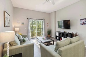 TV, offices - Beautiful condo in Bahama Bay (Davenport)