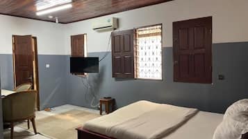 1 bedroom, desk, WiFi, bed sheets
