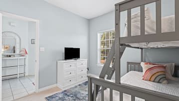 Nhà liên kế, nhiều giường, sân hiên, quang cảnh hồ bơi (Spyglass Townhomes Unit 106) | 3 phòng ngủ, trang trí khác biệt