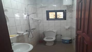 Douche, serviettes fournies, savon, shampoing