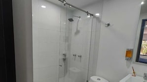 Buồng tắm vòi sen, xà phòng, giấy vệ sinh