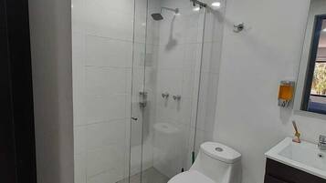 Regadera, jabón, papel de baño