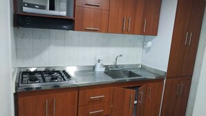 Phòng đôi, quang cảnh thành phố | Bếp riêng | Tủ lạnh, lò vi sóng, bếp nấu, máy rửa bát