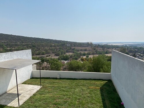 Depto Amueblado Cocina Comedor 2camas Sala Jardín Asador Garage a 8min de Centro