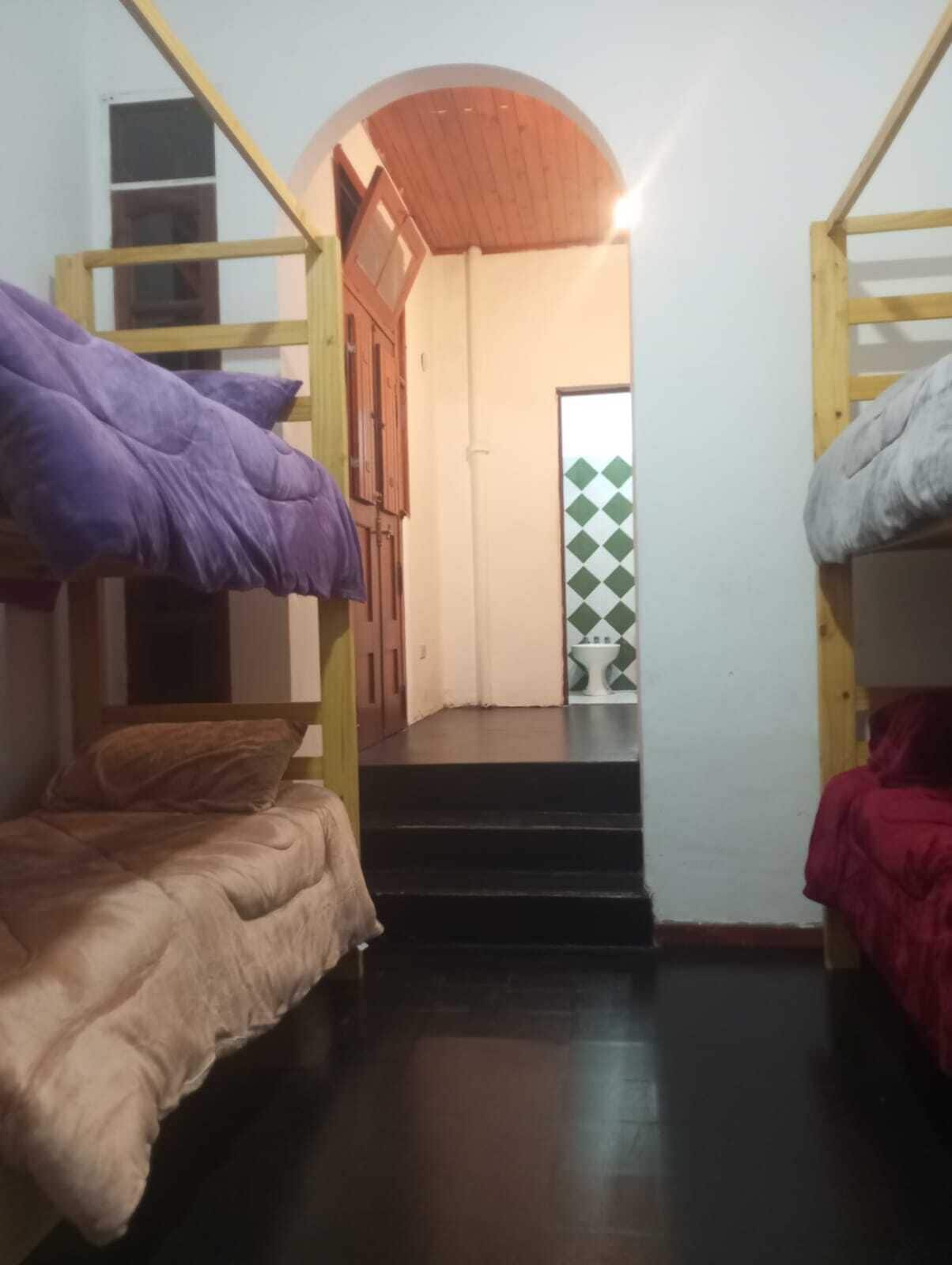 Dormitorio compartido clásico, vista al patio | Wifi gratis y ropa de cama 