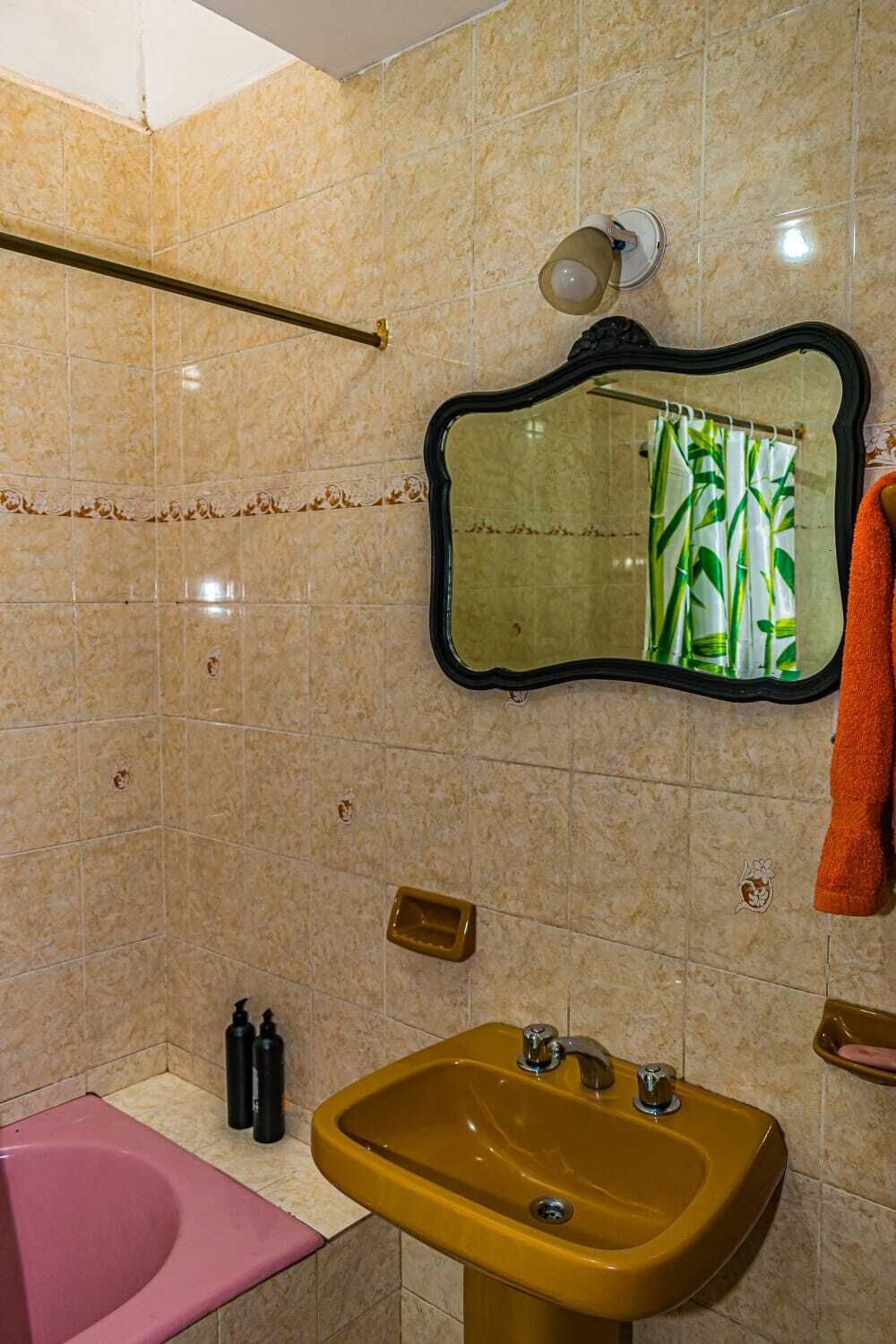 Dortoir partagé classique, vue sur la cour intérieure | Salle de bain | Serviettes fournies