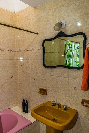 Dortoir partagé classique, vue sur la cour intérieure | Salle de bain | Serviettes fournies
