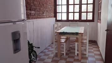 Refrigerador, microondas, horno, utensilios de cocina