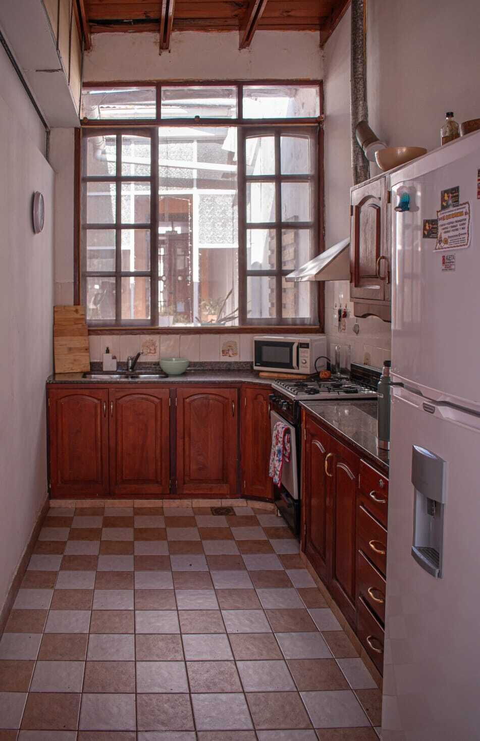 Kühlschrank, Mikrowelle, Ofen, Kochgeschirr/Geschirr/Besteck