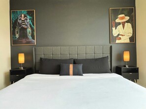 1 quarto, escrivaninha, ferros/tábuas de passar roupa, berço de viagem
