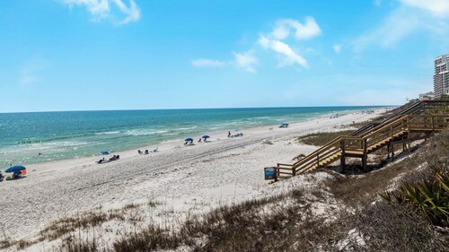 2 Minutes to Beach & Next to Pool - Free Beach Setup, Sleeps 12