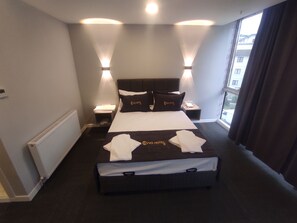 Standard-Doppelzimmer, Kanalblick | Kostenloses WLAN